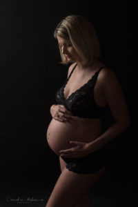 Schwangerschaftsshooting Schwangerschaftsfotografie Babybauch maternity photographer maternity Portrait expecting mom Cornelia Moebes Photography Zug Zürich Luzern